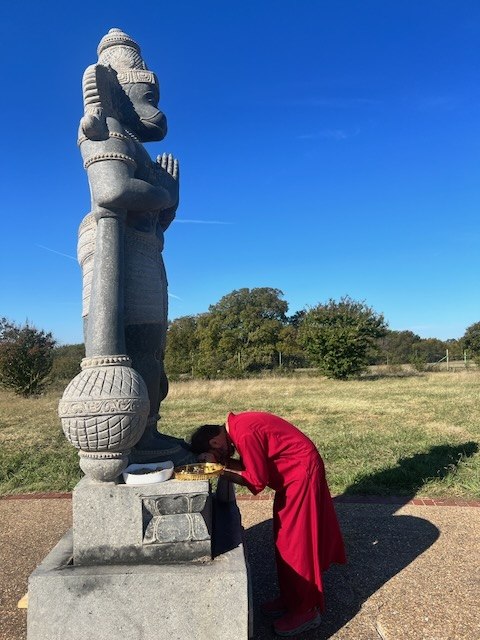 The first bow at Hanuman-ji's feet after installation