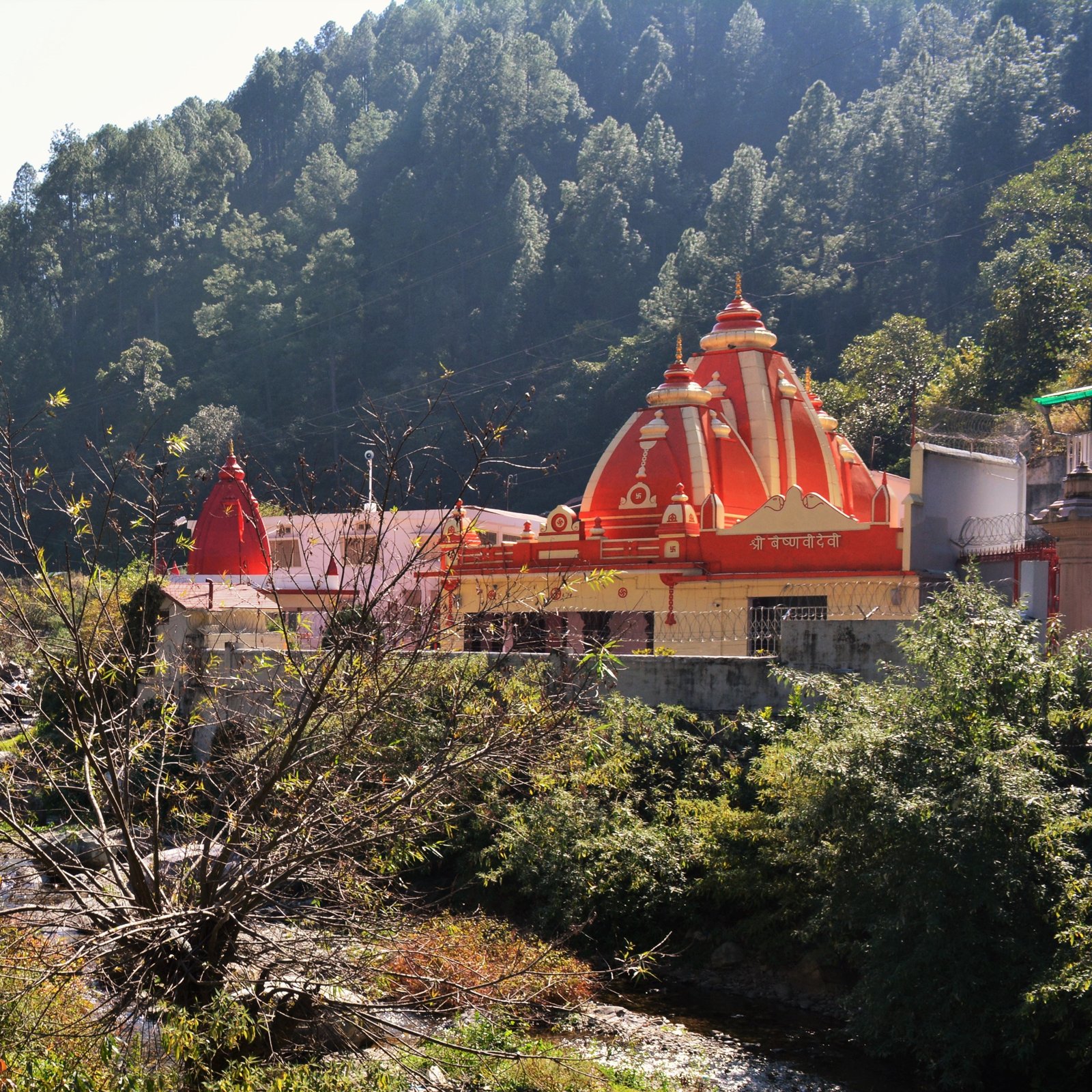 Kainchi Dham Ashram, Himalayas — photo: Wikimedia Commons (CC BY-SA 4.0)